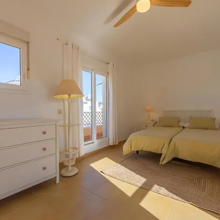 Casa Con Jardin, Piscina, Pista Padel Daire